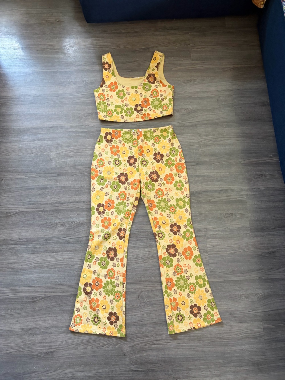 Floral Two-Piece Crop Top & Flare Pants Set from Simon’s - Picture 1 of 10